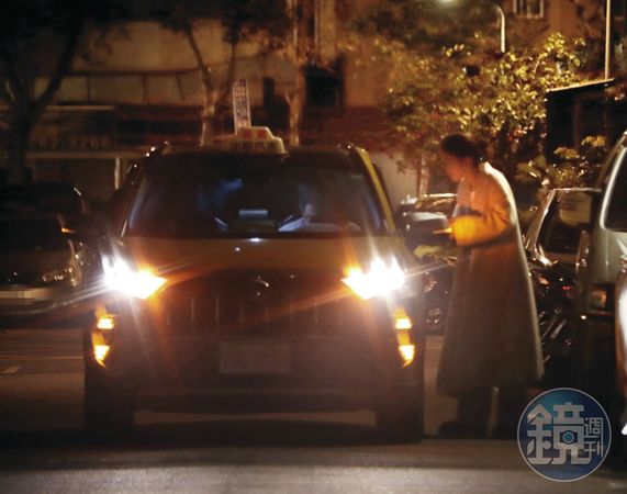 01：11 大霈獨自搭著計程車回到民生社區的工作室。