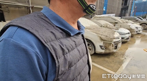 ▲▼桃園青埔一處建案工地突然爆模，近30輛汽車慘變「水泥車」             。（圖／記者沈繼昌翻攝）