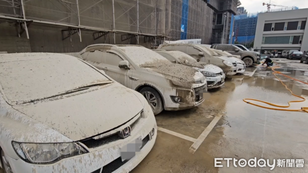 ▲▼桃園青埔一處建案工地突然爆模，近30輛汽車慘變「水泥車」             。（圖／記者沈繼昌翻攝）