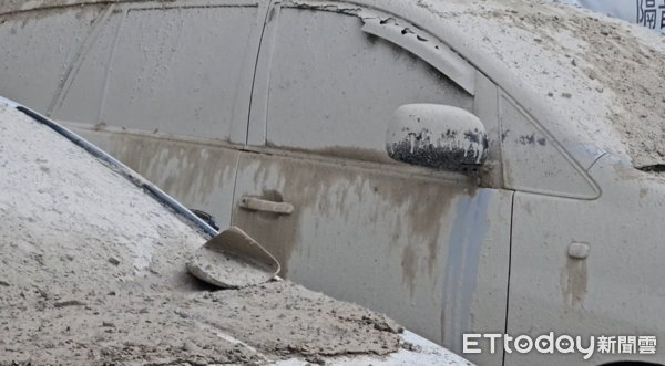 ▲▼桃園青埔一處建案工地突然爆模，近30輛汽車慘變「水泥車」             。（圖／記者沈繼昌翻攝）