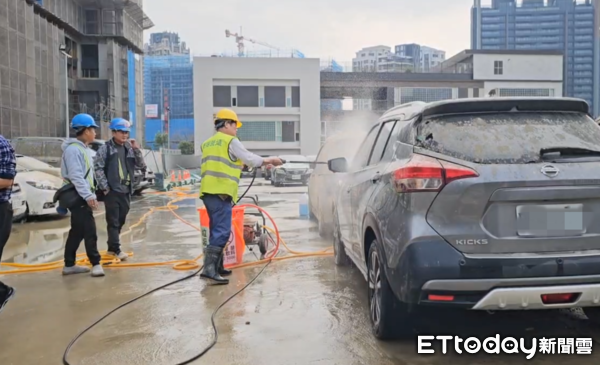 ▲▼桃園青埔一處建案工地突然爆模，近30輛汽車慘變「水泥車」             。（圖／記者沈繼昌翻攝）