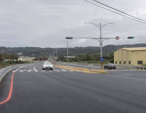 ▲東彰道路通車滿月超速、闖紅燈不斷，沿線警方採機動式執法。（圖／警方提供 縣府提供）