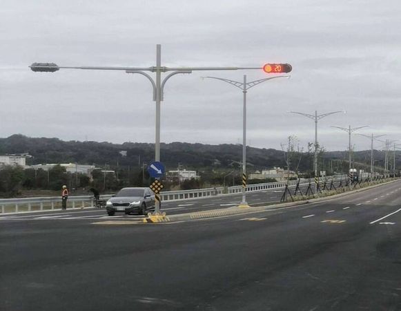 ▲東彰道路通車滿月超速、闖紅燈不斷，沿線警方採機動式執法。（圖／警方提供 縣府提供）