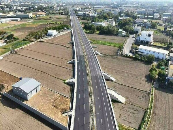▲東彰道路通車滿月超速、闖紅燈不斷，沿線警方採機動式執法。（圖／警方提供 縣府提供）