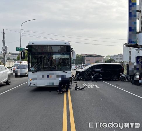 ▲台中1輛公車為閃避瓦斯車，竟然跨雙黃線，結果和對向休旅車對撞。（圖／民眾提供）