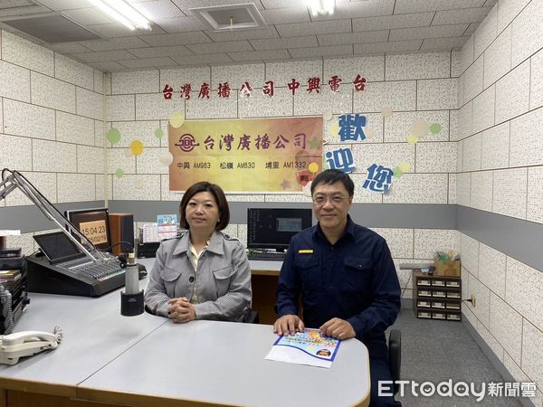 ▲埔里警分局長林威廷前往中興廣播電台接受專訪，與聽眾分享假交友詐騙的真實案例。（圖／記者高堂堯翻攝）