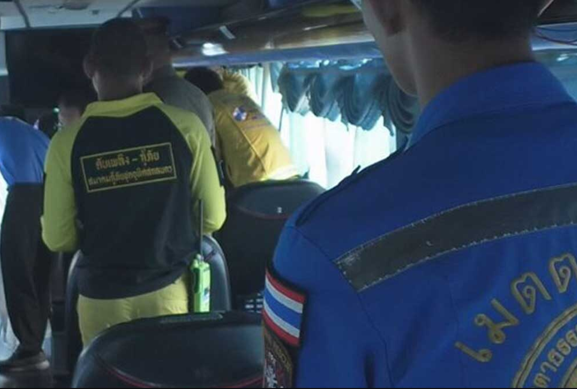 ▲▼泰國男子搭觀光巴士「睡過站」  司機想搖醒他發現已經屍僵。（圖／翻攝自khaosod）