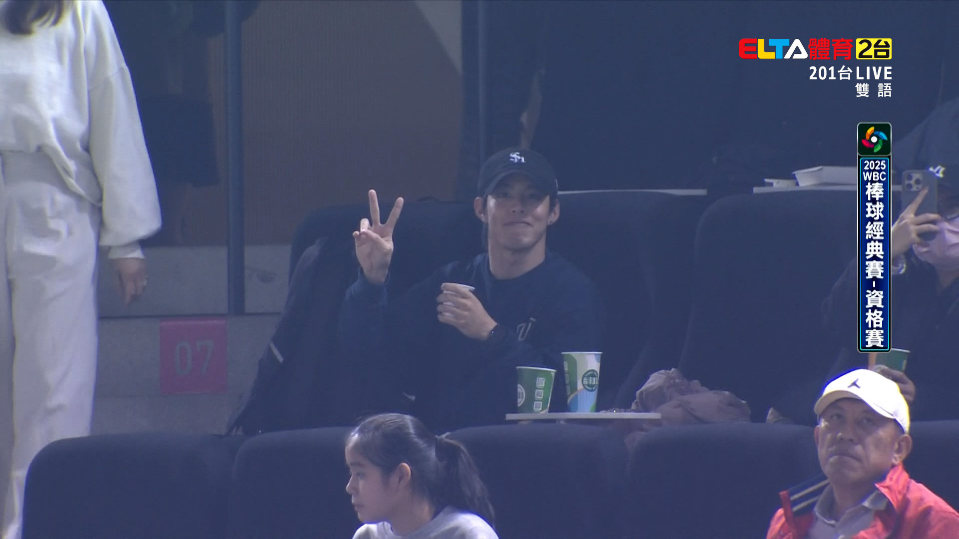 ▲曹佑寧兄弟現身大巨蛋觀戰。（圖／翻攝自愛爾達體育家族臉書）