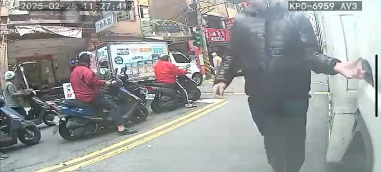 ▲基隆貨車司機1.5萬貨款被偷。（圖／翻攝自「基隆人日常」臉書社團」）