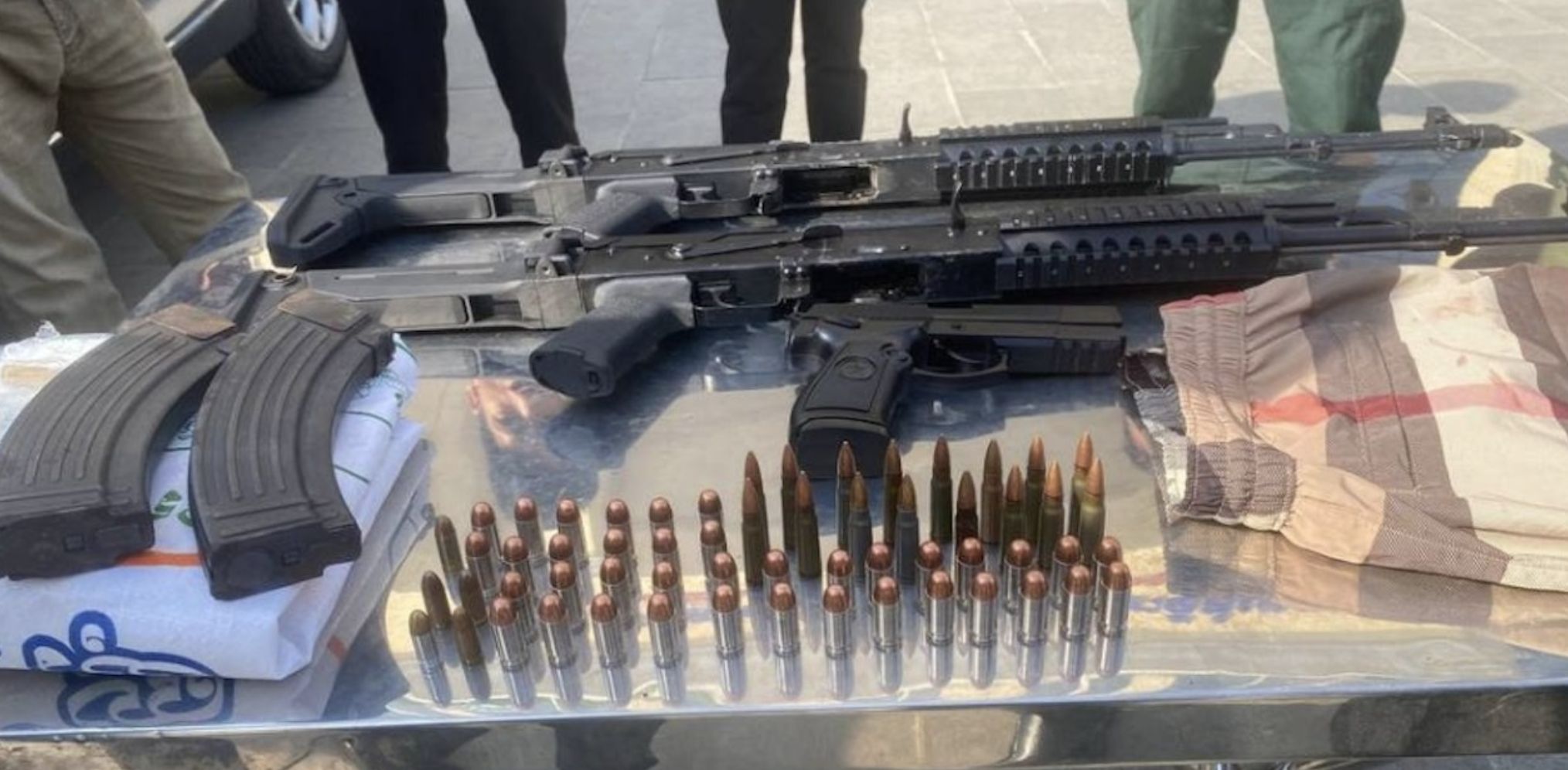 ▲兩批中國籍人士在柬埔寨首都街頭爆發槍戰。（圖／翻攝柬中時報）