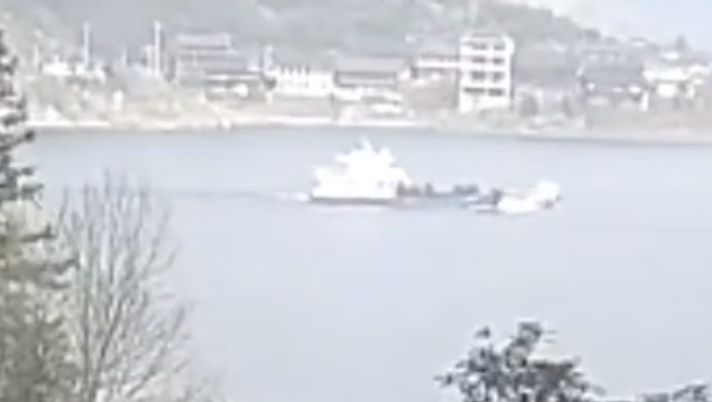 ▲湖南一艘客船遭倒垃圾回收船撞擊後翻覆沉沒。（圖／翻攝新京報）