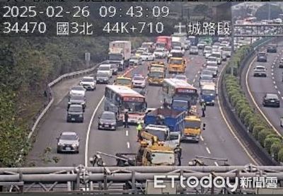 國3北上土城段7大小車連環撞!1人受傷送醫 車流回堵5公里