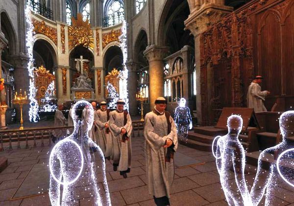 法國巴黎聖母院因火災損毀，HTC出手以VR讓聖母院重現在世人眼前。（HTC提供）