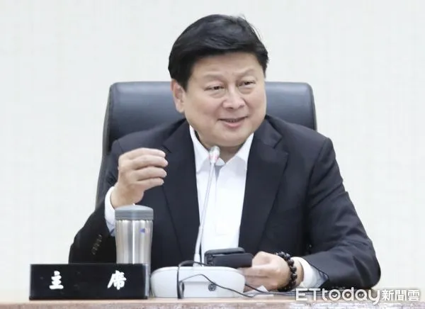 ▲▼社會團體反對民進黨惡罷 記者會 傅崐萁  王鴻薇 羅智強 許宇甄 李彥秀 送反罷免聯合聲明。（圖／記者屠惠剛攝）