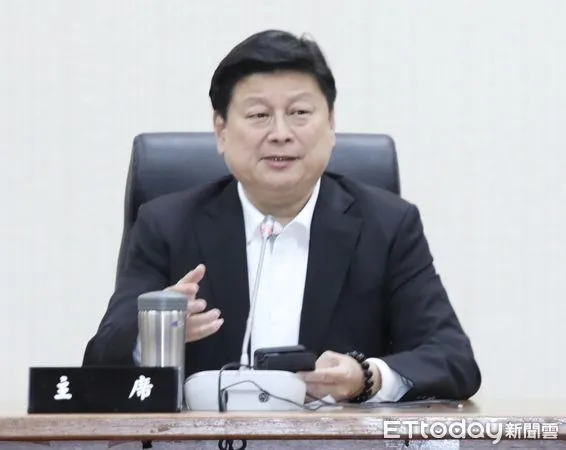 ▲▼社會團體反對民進黨惡罷 記者會 傅崐萁  王鴻薇 羅智強 許宇甄 李彥秀 送反罷免聯合聲明。（圖／記者屠惠剛攝）