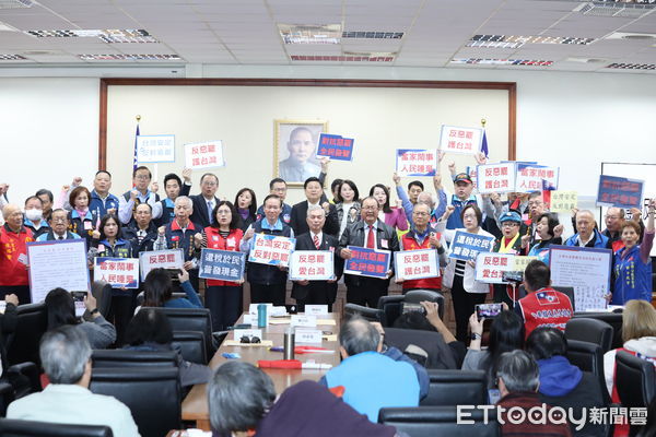 ▲▼社會團體反對民進黨惡罷 記者會 傅崐萁  王鴻薇 羅智強 許宇甄 李彥秀 送反罷免聯合聲明。（圖／記者屠惠剛攝）