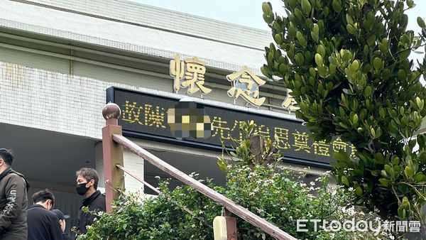 ▲新光三越氣爆罹難樓管今出殯　百位同事到場弔唁淚崩道別。（圖／記者許權毅攝）