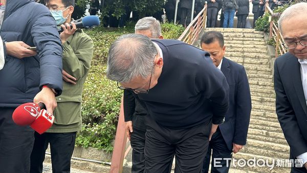 ▲新光三越氣爆罹難樓管今出殯　百位同事到場弔唁淚崩道別。（圖／記者許權毅攝）