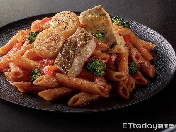 ▲▼必勝客Pasta Hut強勢回歸，「私廚系列」全新5款紙包筆管麵上市。（圖／業者提供）