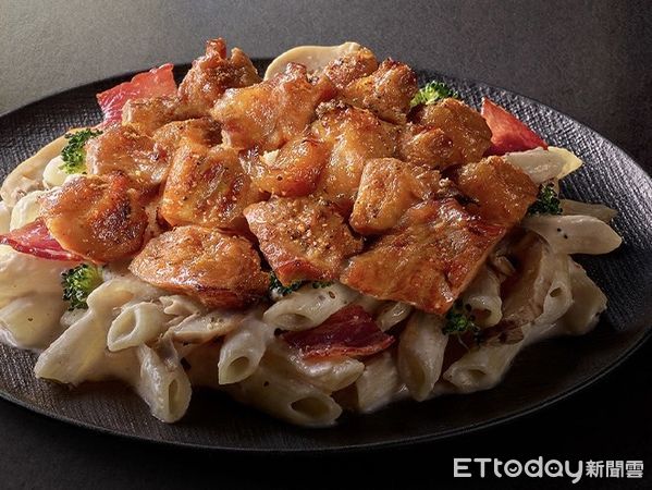 ▲▼必勝客Pasta Hut強勢回歸，「私廚系列」全新5款紙包筆管麵上市。（圖／業者提供）