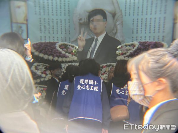 ▲新光三越氣爆罹難樓管今出殯　溫暖微笑遺照惹百位同事淚崩。（圖／記者許權毅攝）