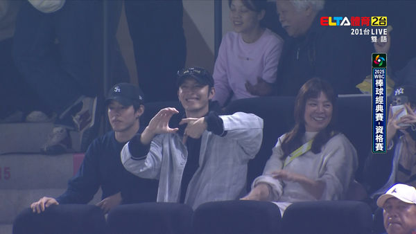 ▲曹佑寧兄弟現身大巨蛋觀戰。（圖／翻攝自愛爾達體育家族臉書）