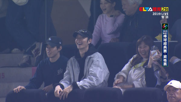 ▲曹佑寧兄弟現身大巨蛋觀戰。（圖／翻攝自愛爾達體育家族臉書）