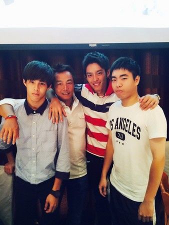 ▲曹佑寧的棒球生涯有父親、兄弟相伴，左起為曹佑齊、曹俊雄、曹佑寧、曹佑綸。(圖／曹佑寧父親曹俊雄提供)