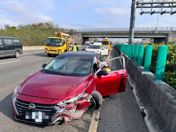 ▲埔心分隊高級救護技術員(右1)曾建勳及(右2)王奕翔執行院前超音波檢查成功救護傷患。（圖／消防提供）