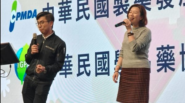 ▲凌濤公布林靜儀、鍾佳濱出席尾牙狂歡照，並質疑不顧基層醫護辛勞。（圖／凌濤提供）