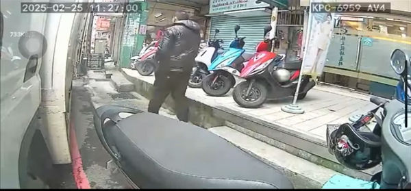 ▲基隆貨車司機1.5萬貨款被偷。（圖／翻攝自「基隆人日常」臉書社團」）