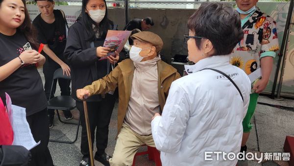 ▲80歲凌峰奇蹟再度行走。（圖／記者葉文正攝）