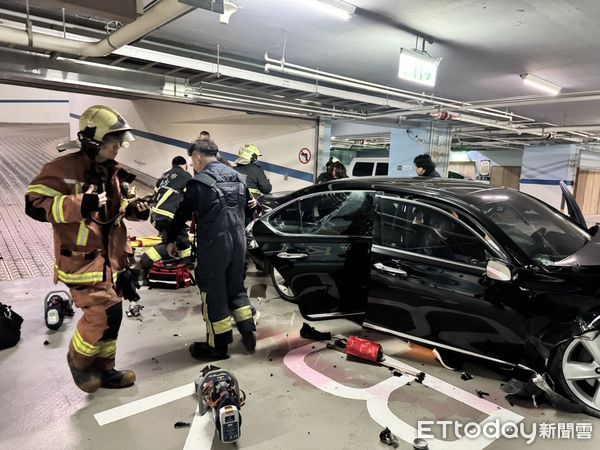 ▲▼Lexus自撞停車場樑柱，造成3女乘客送醫             。（圖／記者陳以昇翻攝）