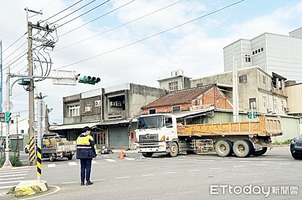 ▲桃園市中壢區月眉路2月19日下午發生砂石車撞上左轉機車雙載，警方在事故現場處理。（圖／記者沈繼昌翻攝）