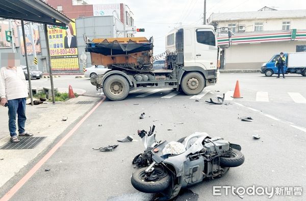 ▲桃園市中壢區月眉路2月19日下午發生砂石車撞上左轉機車雙載，警方到場處理，現場一片凌亂。（圖／記者沈繼昌翻攝）