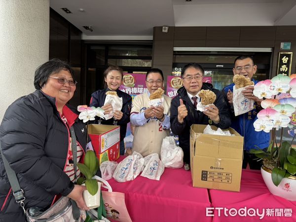 ▲賀中華隊搶到WBC門票！資深球迷台南市議會國民黨團發言人蔡育輝、市長黃偉哲等人，發放美食與蘭花給到場民眾。（圖／記者林東良翻攝，下同）