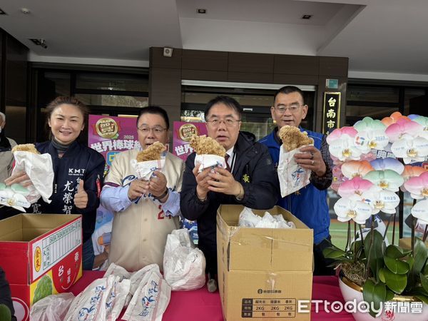 ▲賀中華隊搶到WBC門票！資深球迷台南市議會國民黨團發言人蔡育輝、市長黃偉哲等人，發放美食與蘭花給到場民眾。（圖／記者林東良翻攝，下同）