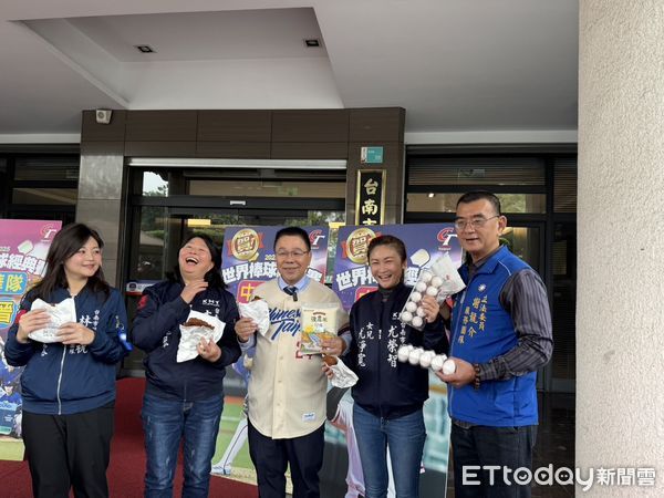 ▲賀中華隊搶到WBC門票！資深球迷台南市議會國民黨團發言人蔡育輝、市長黃偉哲等人，發放美食與蘭花給到場民眾。（圖／記者林東良翻攝，下同）
