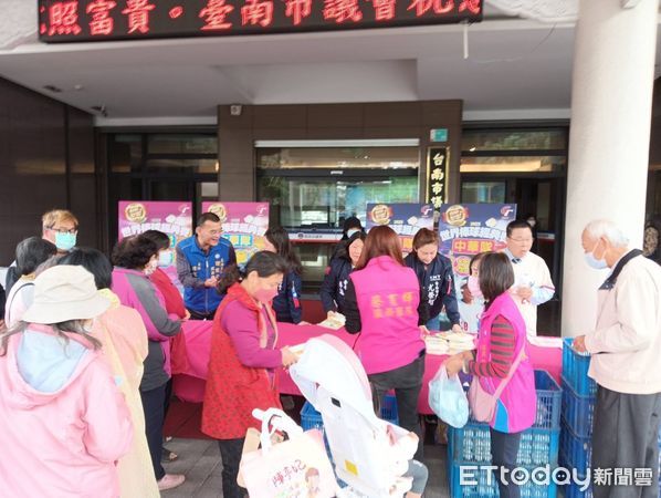 ▲賀中華隊搶到WBC門票！資深球迷台南市議會國民黨團發言人蔡育輝、市長黃偉哲等人，發放美食與蘭花給到場民眾。（圖／記者林東良翻攝，下同）