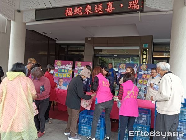 ▲賀中華隊搶到WBC門票！資深球迷台南市議會國民黨團發言人蔡育輝、市長黃偉哲等人，發放美食與蘭花給到場民眾。（圖／記者林東良翻攝，下同）
