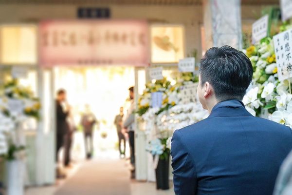 ▲▼             新光三越氣爆死者林姓女樓管[ 天舉行告別式，竹北市長鄭朝方到場致意。（圖／翻攝自鄭朝方臉書）