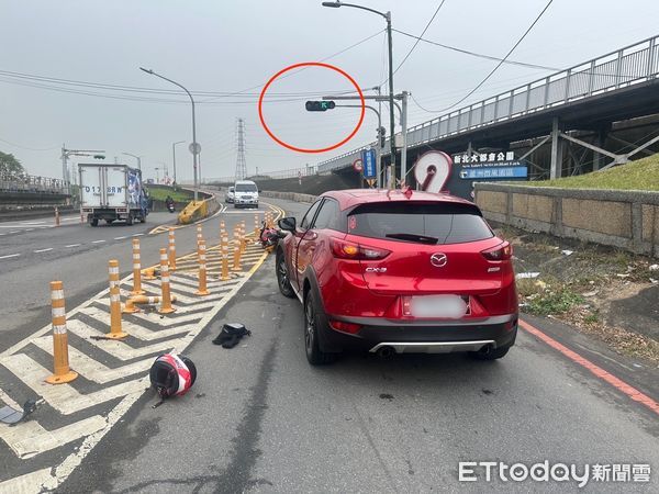 ▲▼黃牌大型重機急煞停在右轉車道等待右轉號誌燈，卻遭後方小客車追撞，2號越堤道與環堤大道是多時向號誌燈，右轉綠燈未亮禁止右轉            。（圖／記者陳以昇翻攝）