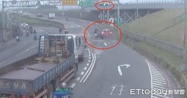 ▲▼黃牌大型重機急煞停在右轉車道等待右轉號誌燈，卻遭後方小客車追撞，2號越堤道與環堤大道是多時向號誌燈，右轉綠燈未亮禁止右轉            。（圖／記者陳以昇翻攝）