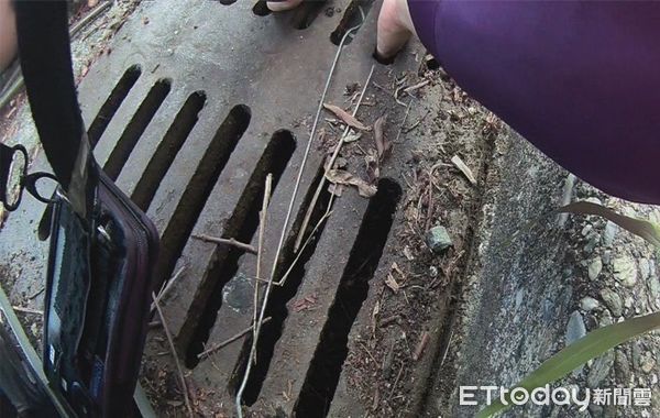 ▲員警利用鉤子、長夾、鐵絲等工具，在確認手機位置後，順利取出手機。（圖／吉安警分局提供，下同）