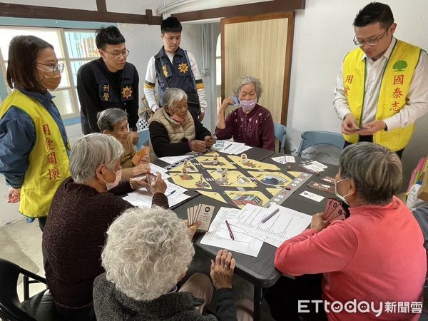 ▲▼    「防詐桌遊趣 朴子警攜手長輩齊心阻詐」  。（圖／朴子分局提供）