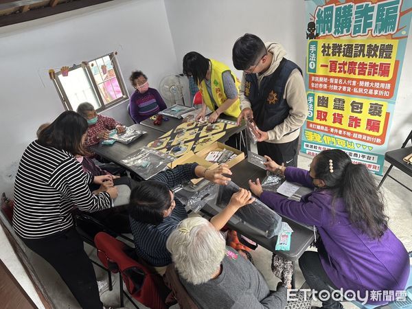 ▲▼    「防詐桌遊趣 朴子警攜手長輩齊心阻詐」  。（圖／朴子分局提供）