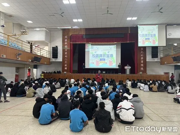 ▲▼   「嘉縣朴子警至校園宣導，教導學生識詐觀念」。（圖／朴子分局提供）