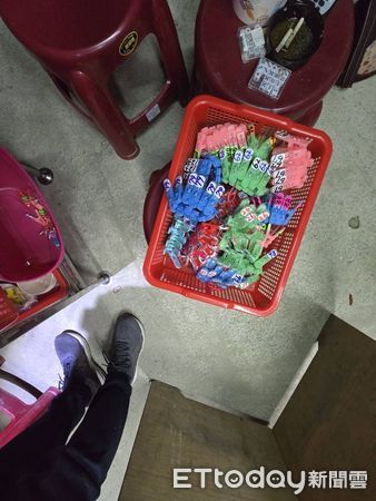 ▲▼天九牌賭場藏身隱密工寮遭警破門查緝　43賭客嚇到竄逃全栽了。（圖／記者賴文萱翻攝）