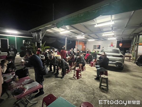 ▲▼天九牌賭場藏身隱密工寮遭警破門查緝　43賭客嚇到竄逃全栽了。（圖／記者賴文萱翻攝）