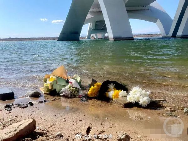 「永定河游泳的螞蟻」仍不敵河中低溫，最後他因失溫而亡。（翻自微博）